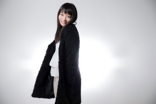 黒髪ロングヘアで笑顔に振り返る女性のポートレート