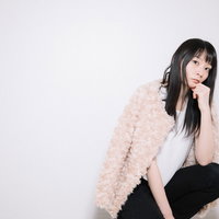 膝をついてガン見する黒髪の女性の写真