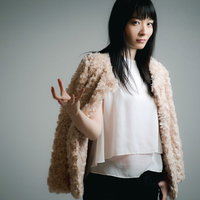 手の平に力を溜めているキメ顔の黒髪女性のポーズの写真