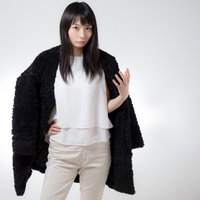 ミンゴ立ちする女性の写真