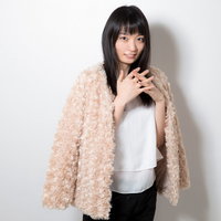 指を重ねてあざとい仕草をする恥ずかしがりやな女性の写真