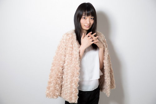 指を重ねてあざとい仕草をする恥ずかしがりやな女性