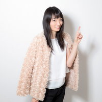 ナンバーワンだと指を差して微笑む女性のポートレートの写真