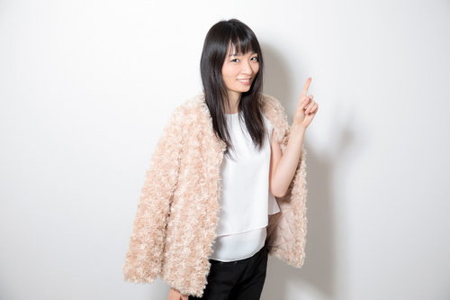 ナンバーワンだと指を差して微笑む女性のポートレート