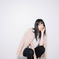 床に座り込んで考え込む待ちぼうけの女性のポーズの写真
