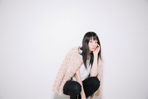 床に座り込んで考え込む待ちぼうけの女性のポーズ