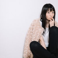 指を唇に添えるあざと仕草の女性、待ちぼうけの写真