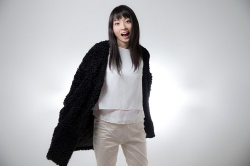 口を大きく開けて振り返る笑顔の女性のポートレート