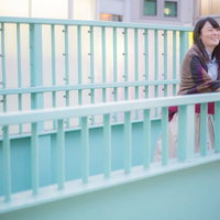 歩道橋で明日を笑う失恋女子〜前向きに歩き出す瞬間の写真