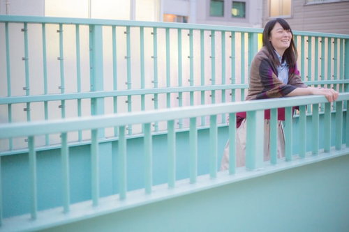 歩道橋で明日を笑う失恋女子〜前向きに歩き出す瞬間