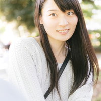 彼とのデート中に自撮りする笑顔の女子とスマートフォンの写真