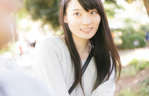 彼とのデート中に自撮りする笑顔の女子とスマートフォン