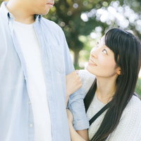 大好きな彼の腕を掴むも顔色をうかがっちゃう彼女の写真