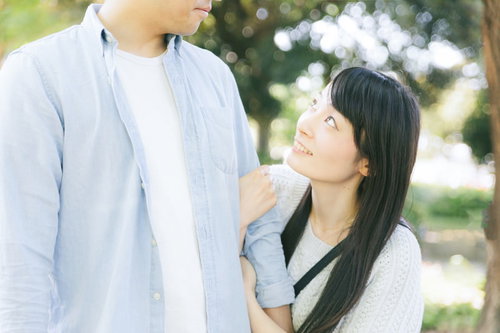 大好きな彼の腕を掴むも顔色をうかがっちゃう彼女