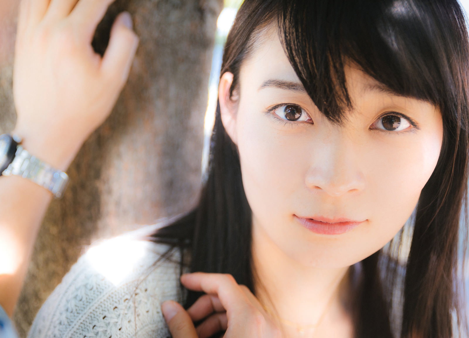 壁ドンでときめく女性が目を閉じて幸せそうな表情を浮かべている［モデル：たけべともこ］