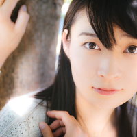 壁ドンでときめくラブラブ女子のカップルのスキンシップの写真