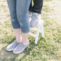 ミニ脚立を使って「後ろからギュッ」にチャレンジする身長差カップルの足元の写真