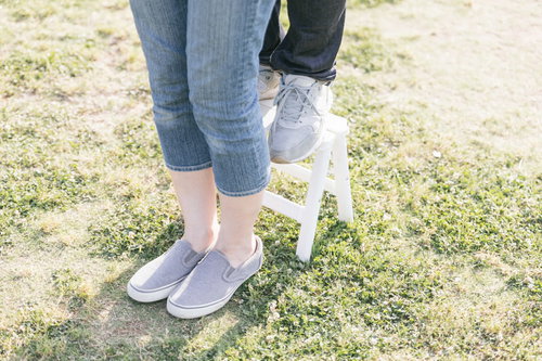 ミニ脚立を使って「後ろからギュッ」にチャレンジする身長差カップルの足元