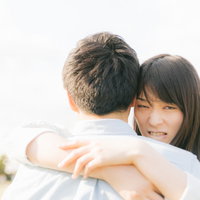 おいてめぇ何見てんだよ、とハグする不機嫌なラブラブ女子の写真