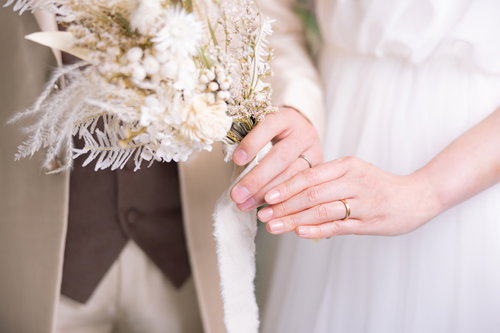 ドライフラワーのブーケを持つ花嫁の2人の結婚指輪