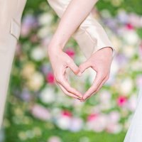 新郎新婦の2人の手で作ったハート型のウェディングの写真