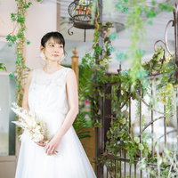 白いウェディングドレス姿でほほえむ新婦の結婚式の写真