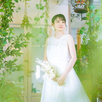 ウェディングドレスを着た新婦のフォトウェディングのヒトコマの写真