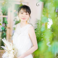 私、結婚しました。ウェディングドレス姿でブーケを手にした花嫁の写真