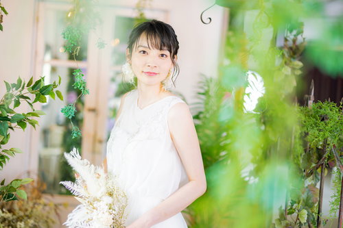 私、結婚しました。ウェディングドレス姿でブーケを手にした花嫁