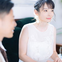 ウェディングドレスの新婦と新郎がにこやかに話を聞くの写真