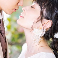 口づけを交わす（ちょっと前）の新郎新婦のキスシーンの写真