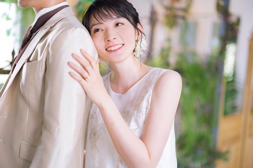 新郎の背中に寄り掛かる幸せそうな表情の新婦