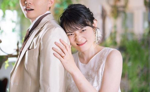 元彼女に敵対心むき出しの新婦、ウェディングドレス姿で勝ち誇る瞬間