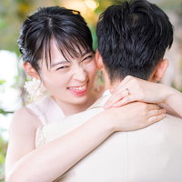 ゲス顔でドヤ顔の花嫁が新郎を抱きしめるマリッジ女子の写真