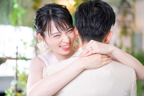 ゲス顔でドヤ顔の花嫁が新郎を抱きしめるマリッジ女子