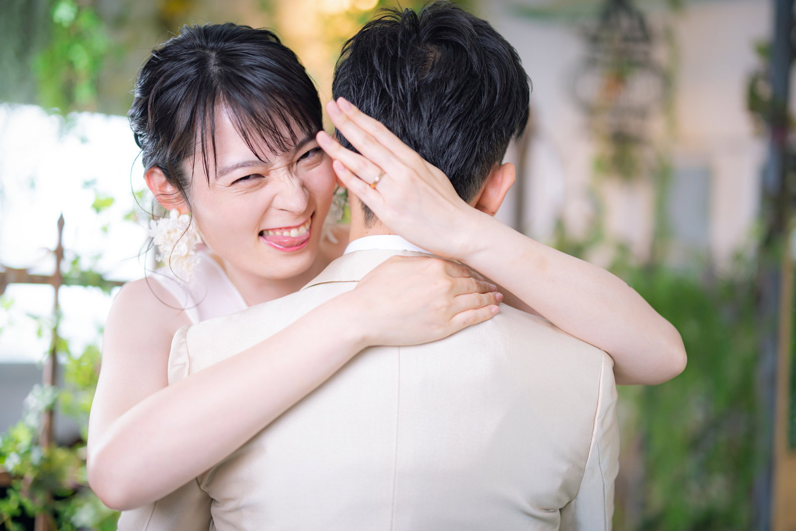 白いウェディングドレスを着た女性が得意げな表情でポーズを取っている［モデル：たけべともこ］
