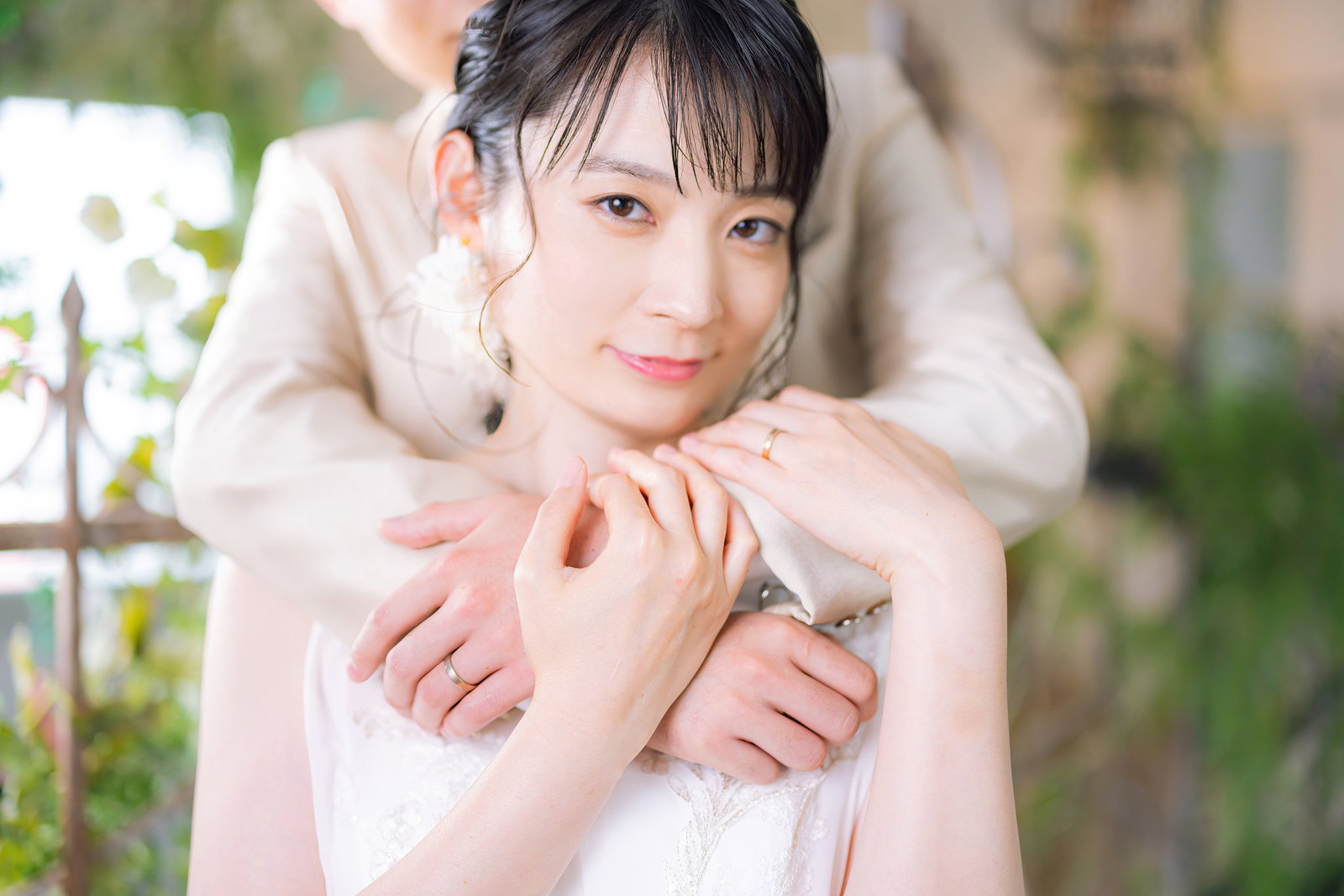 白いウェディングドレスを着て優雅なポーズを取る花嫁［モデル：たけべともこ］
