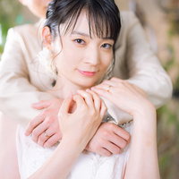 2人の結婚指輪が写り込む花嫁のウェディングの写真