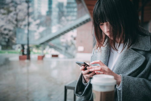 既読がつかない返信を待つカフェの窓際で悩む女子