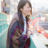 歩道橋で物思いにふける失恋女子の写真