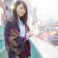 今日はありがとう、楽しかった・・・と歩道橋で物思いにふける失恋女子の写真