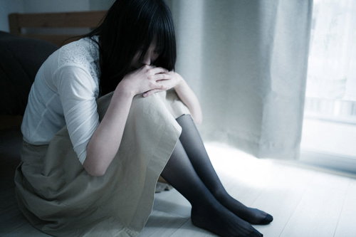 独り引きこもる失恋女子の膝抱え、悲しみに沈む心の表現