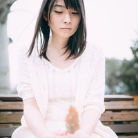 木製ベンチで自己暗示中の女性が物思いにふけるの写真