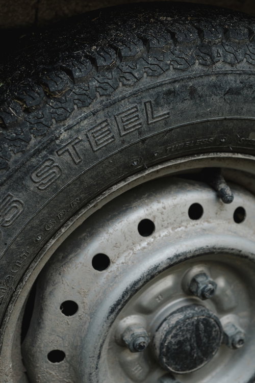 泥道を走行した後の汚れたタイヤとホイール