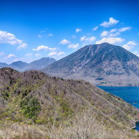中禅寺湖と新緑の男体山の風景の写真