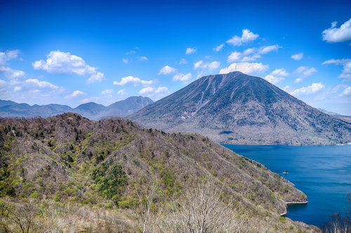 中禅寺湖と新緑の男体山の風景