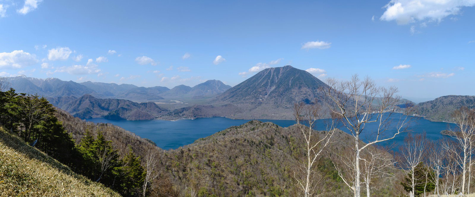日光中禅寺湖のパノラマビュー、青空と男体山を背景にした湖の風景