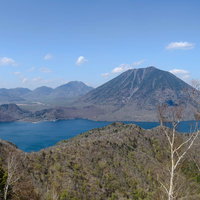 日光中禅寺湖の青空パノラマ 男体山と湖畔の絶景の写真
