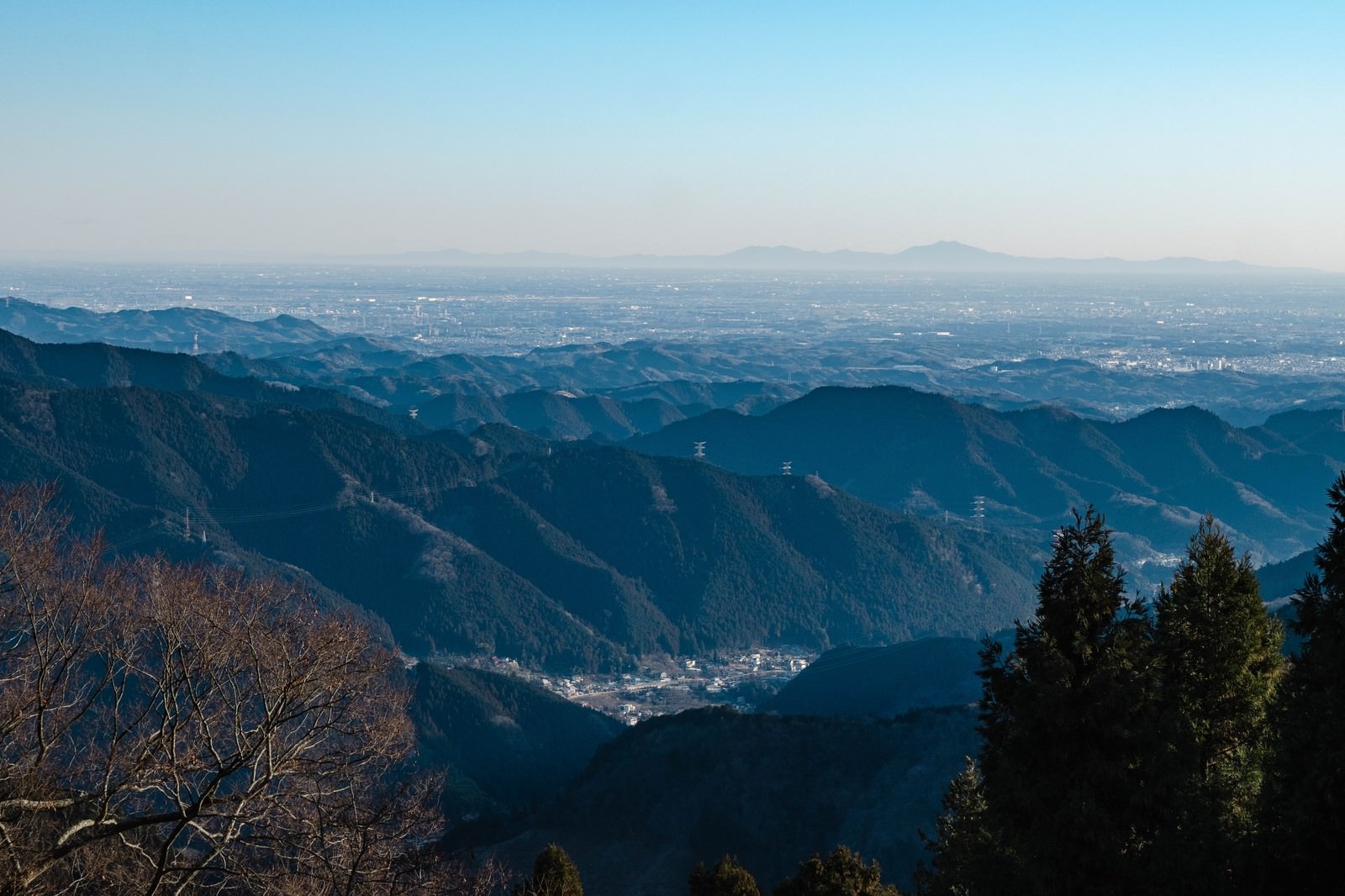 御岳山から見た筑波山の遠景、青空と緑の山々が広がる風景