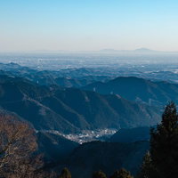 御岳山から望む筑波山の山々と青空の広大な山岳風景の写真